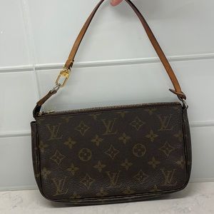 LOUIS VUITTON Pochette